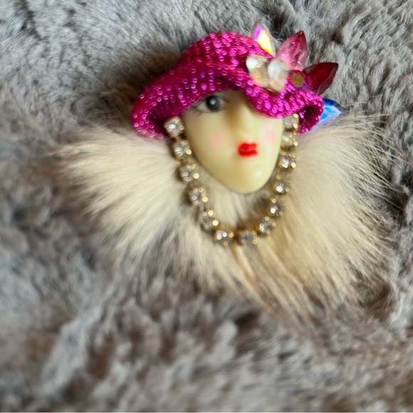 Vintage art deco porcelain and mink woman in pink hat brooch pin - Picture 5 of 13